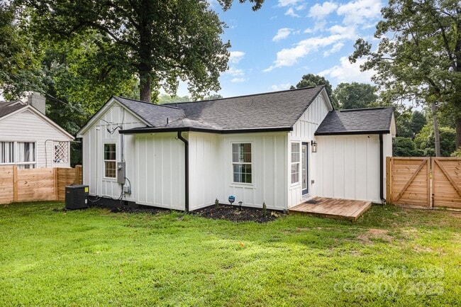 Building Photo - 2905 Dogwood Ave