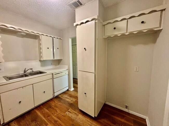 Building Photo - 800 Irwin Drive