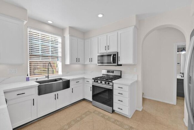 Building Photo - 4 Bed 2.5 Bath Townhome w/ Attached 2-Car ...