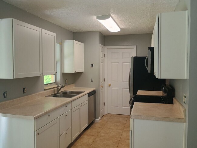Building Photo - 4 bedroom 2 bathroom House- fenced in yard