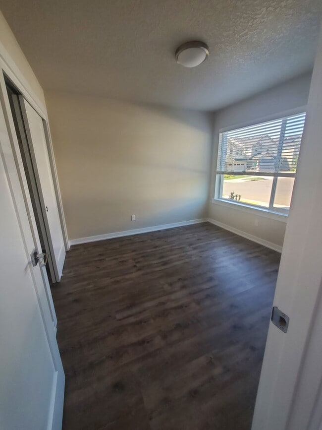Building Photo - 3 Bedroom 3 Bath Townhouse 1st floor bed/bath