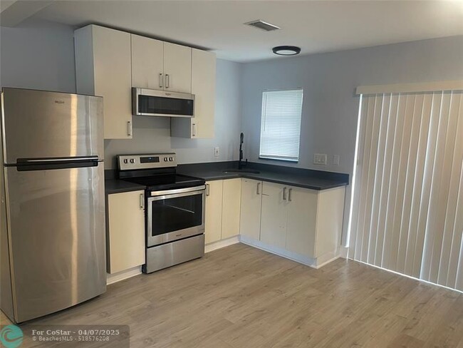 Building Photo - 780 NE 46th Ct