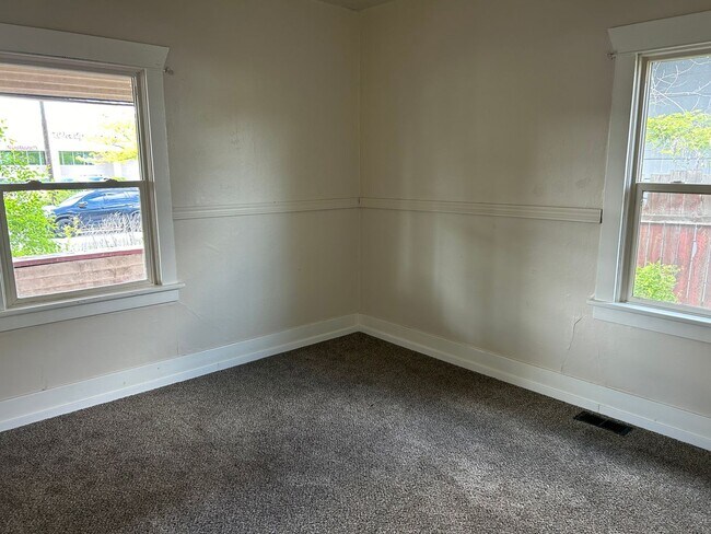 Building Photo - 3 Bed 1 Bath Home With Fresh Updates!!!