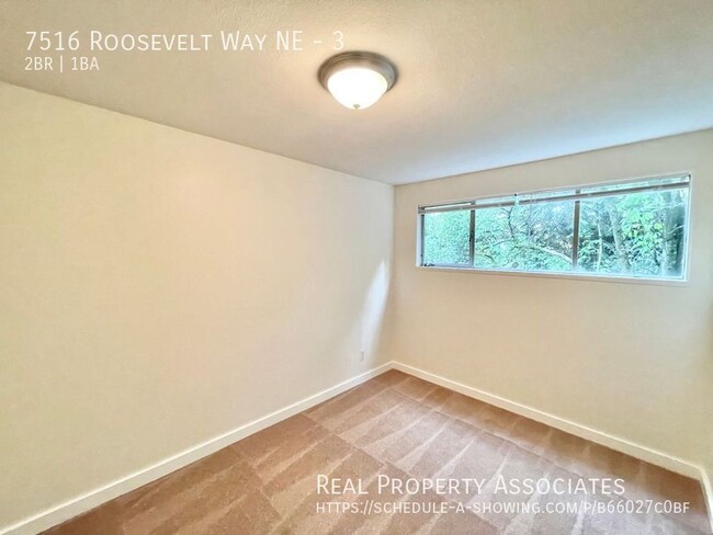 Building Photo - Spacious 2-bed/1-Bath Close to Green Lake!...