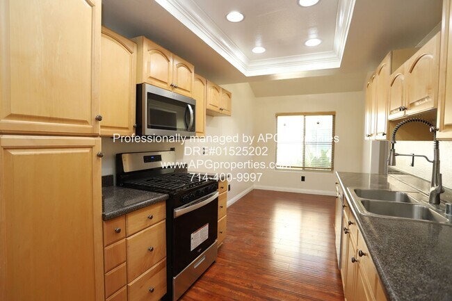 Building Photo - 2 Bed + 2 bath split level Condo with a 2 ...