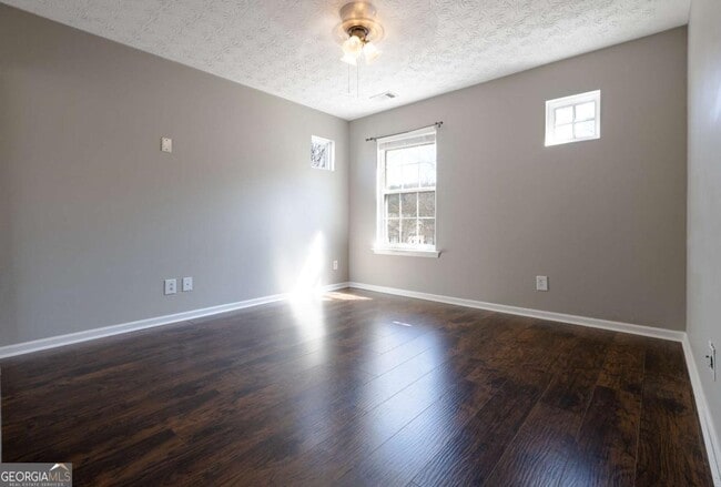 Building Photo - 317 W Oaks Trail