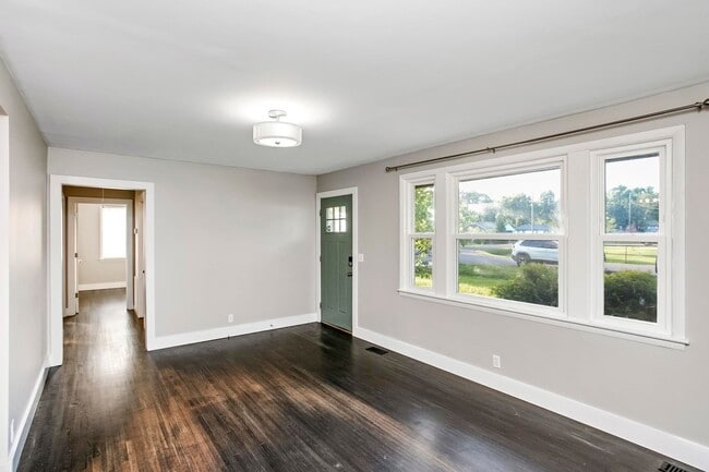 Building Photo - 2129 Crystal Dr