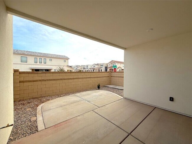 Building Photo - Desert Color Condo 3 bd, 2.5 bt, Extra Large 2 Car Garage Home