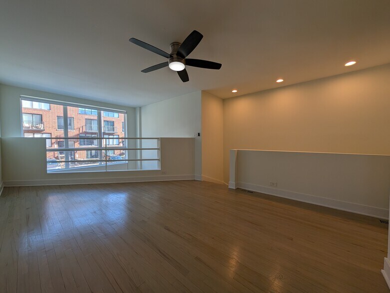 Building Photo - 3763 N Sheffield Ave