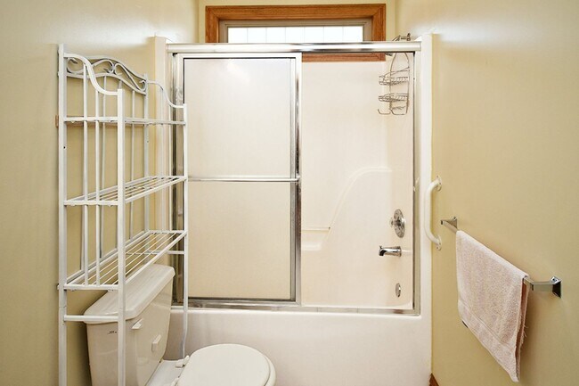 Building Photo - 2 Blocks from MERCY HOSPITAL! FULLY FURNIS...