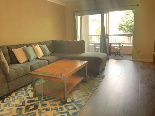 Building Photo - Beautifully updated house in Burbank Blvd is now available for rent