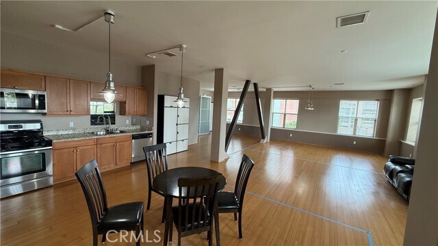 Building Photo - 255 W 7th St