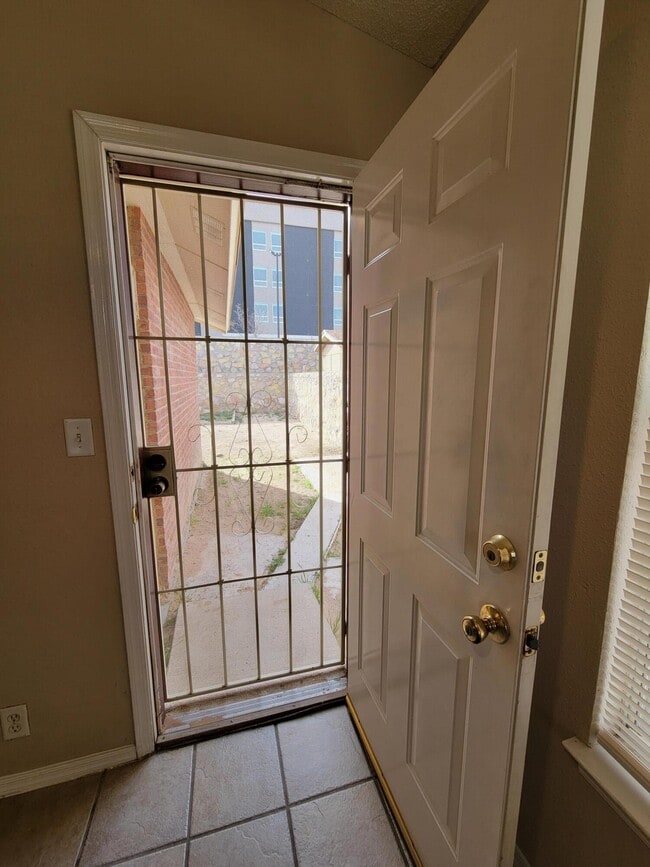 Building Photo - 3605 Tierra Zafiro Dr