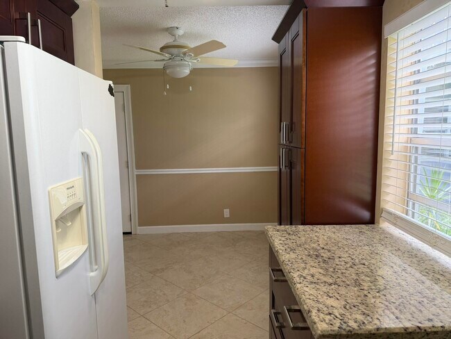 Building Photo - 119 Burgundy B