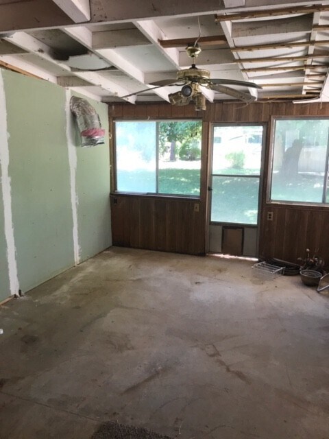 Building Photo - Newly Renovated Home! Charming Neighborhoo...