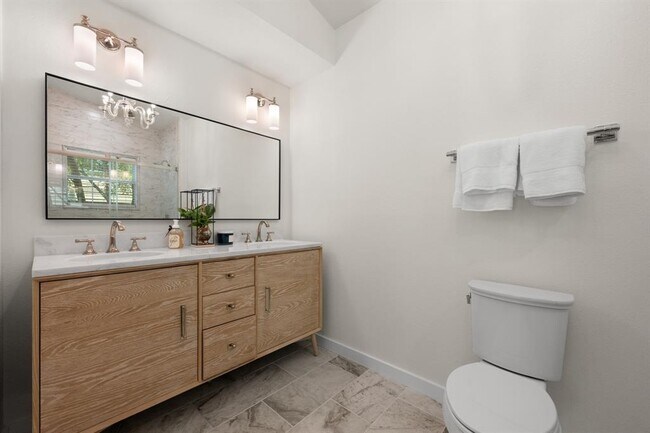 Building Photo - 303 Lakeway Dr