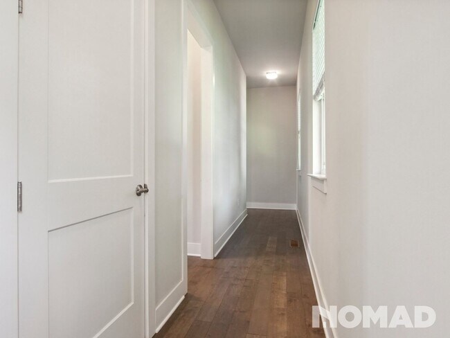 Building Photo - Stunning Modern 2-Bedroom, 2-Bath Apartmen...
