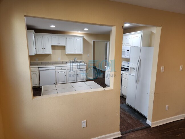 Building Photo - Great Family Home!  4BR 2 BA
