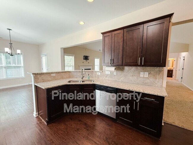 Building Photo - 728 Roanoke Dr