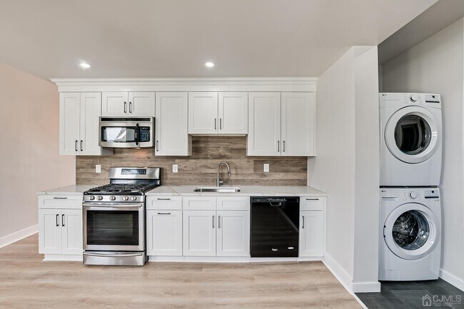 Building Photo - 324 Main St