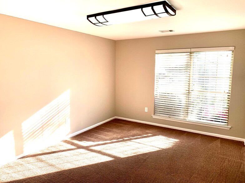 Building Photo - 1109 Foxmeadow Dr