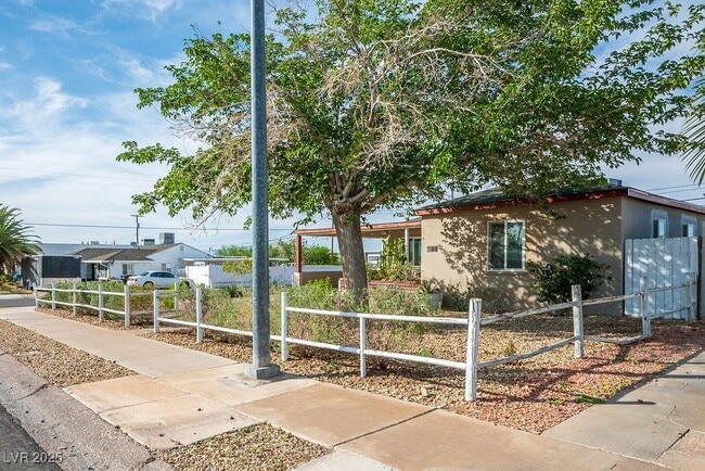 Primary Photo - 601 Burton St