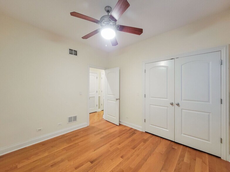 Building Photo - 3230 N Kenmore Ave