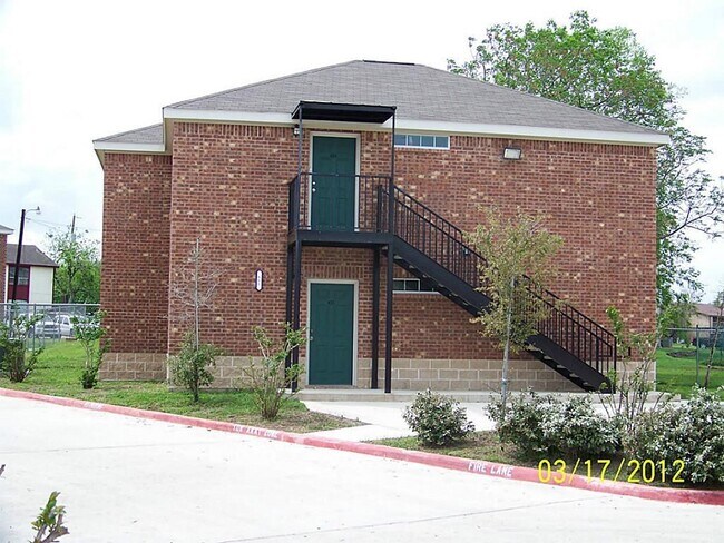 Building Photo - 4504 College Main St