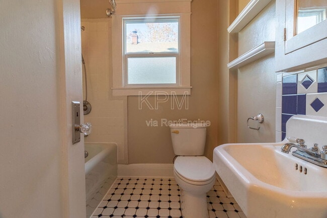 Building Photo - 635 Argonaut St