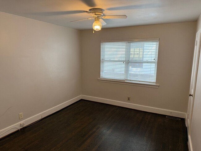 Building Photo - 2302 Chesterfield Ave