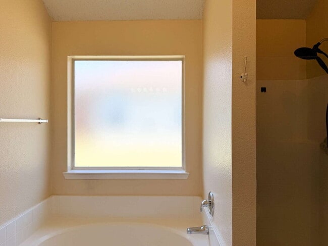 Building Photo - 3 Bed, 2 Bath Home in Burleson, TX