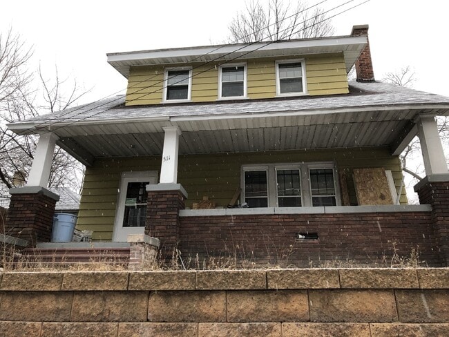 Primary Photo - Huge 5 Bed 2 Bath home near UWEC with big ...