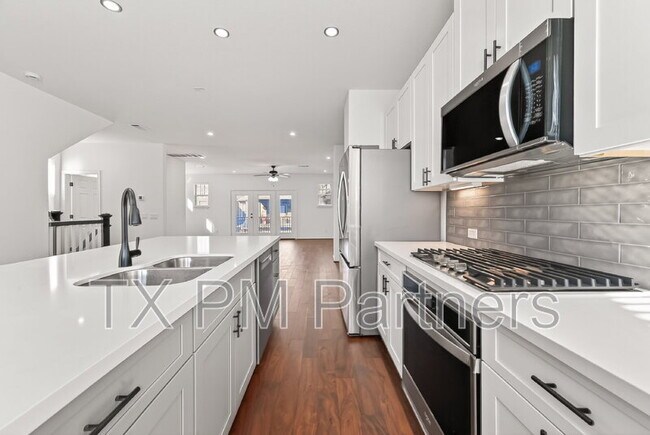 Building Photo - 10949 Cannes Memorial Dr