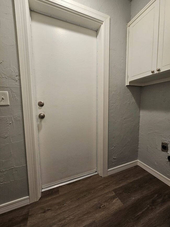 Building Photo - (3) Bed/(1.5) Bath in Noble Avail NOW!