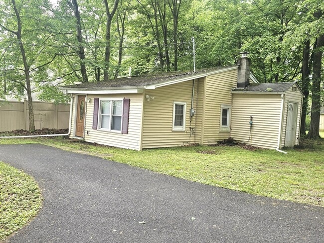 Building Photo - 5 Maple Ct