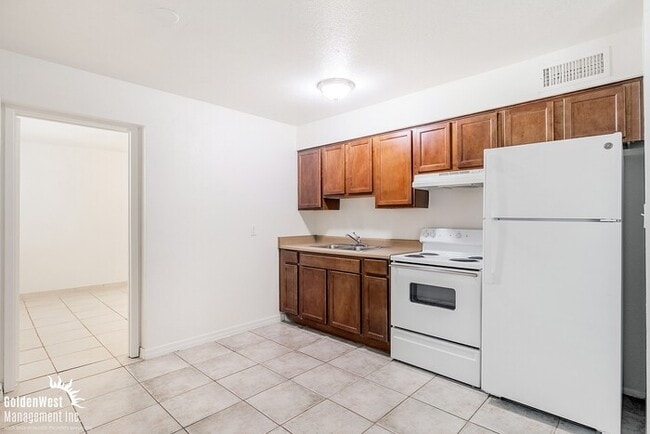 Building Photo - Single Level Spacious 2Bdm 1Ba Apartment i...