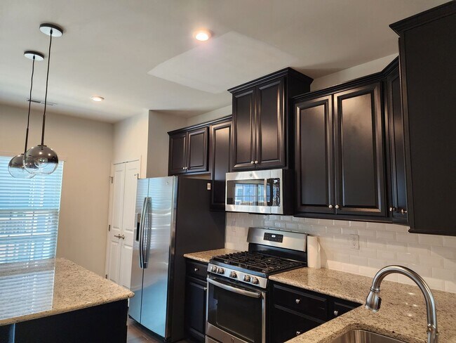 Building Photo - Plaza Midwood Townhome