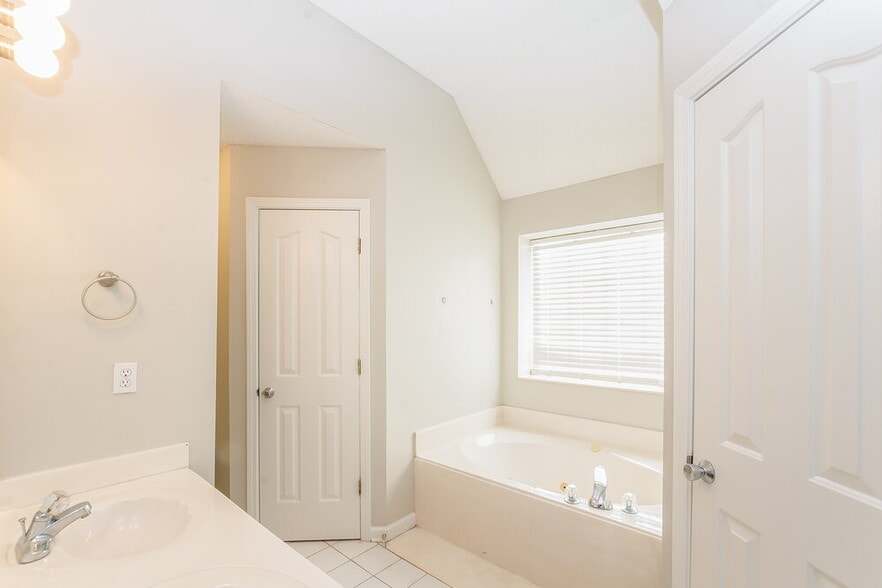 Building Photo - 7744 Shadow Glen Ln