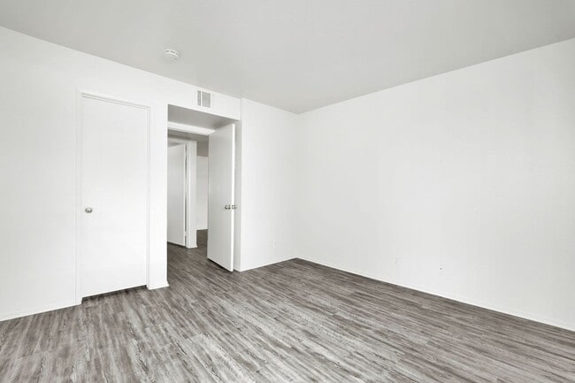 Building Photo - 904 Fairway Ave