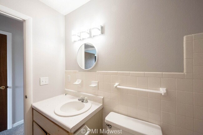 Building Photo - "Charming 2-Bed Townhouse Retreat on Progr...