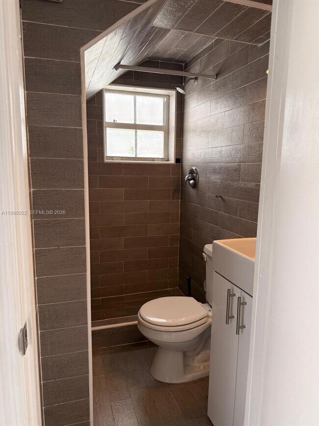 Building Photo - 1105 NE 119th St