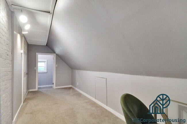 Building Photo - Furnished 3-Bedroom Carriage House on Bird Ave
