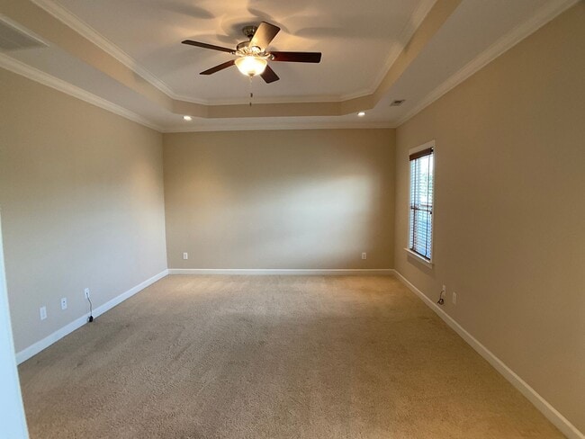 Building Photo - Absolutely Gorgeous and Spacious in Renais...
