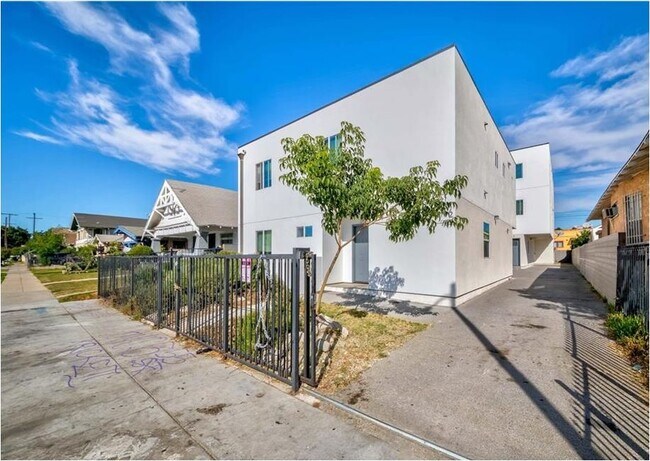 Building Photo - 211 W 43rd St