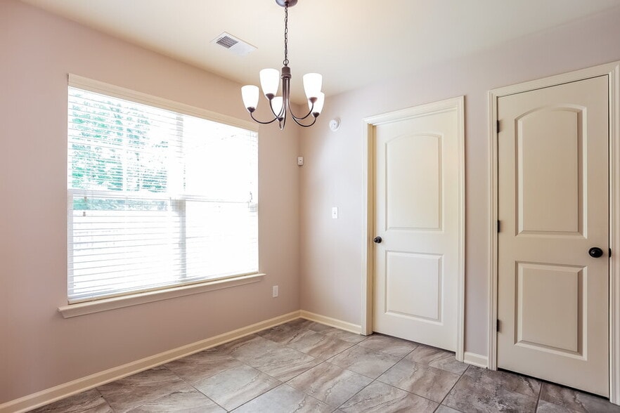 Building Photo - 2665 Cherry Tree Dr