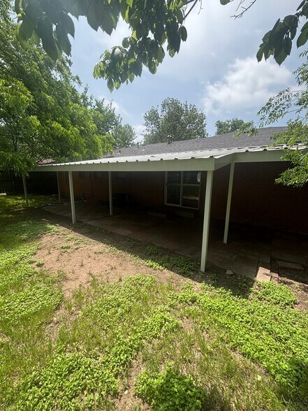 Building Photo - 605 N Joyce St