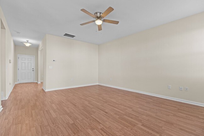 Building Photo - 624 Hiddenbrook Dr