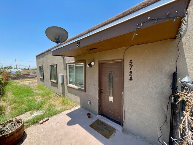 Building Photo - Great location!