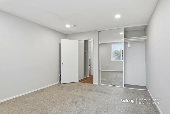 Building Photo - 6542 Ocean Crest Dr