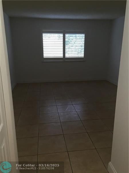 Building Photo - 331 Lakeview Dr